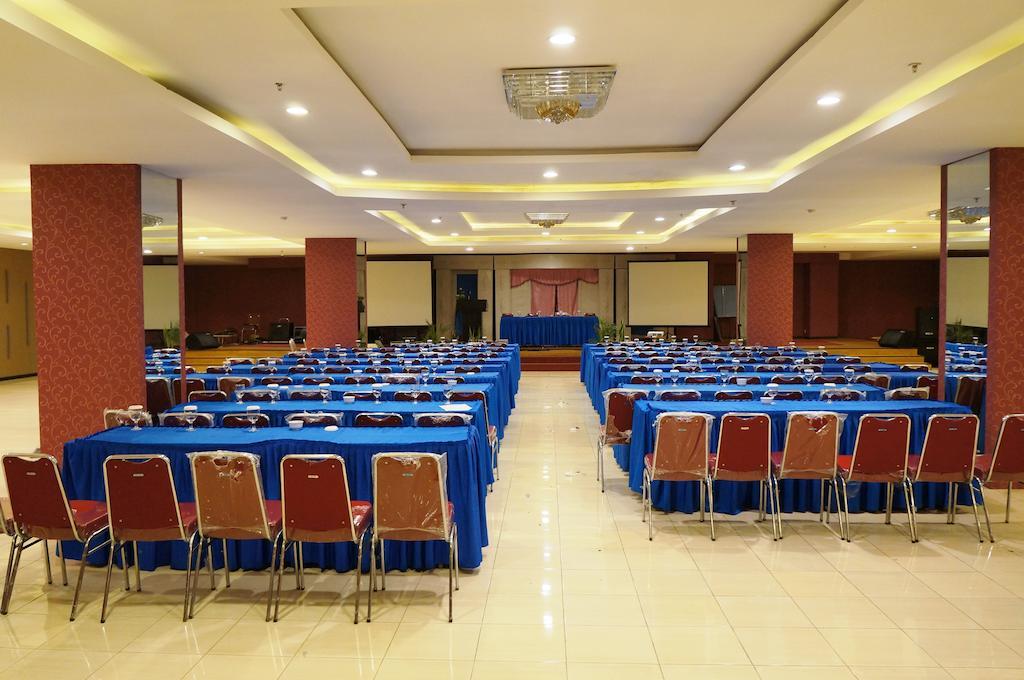 Quin Centro Hotel Palembang Exterior photo